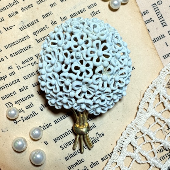 Monet Jewelry - Vintage Monet White Enameled Daisy Bouquet Brooch with Gold Stem